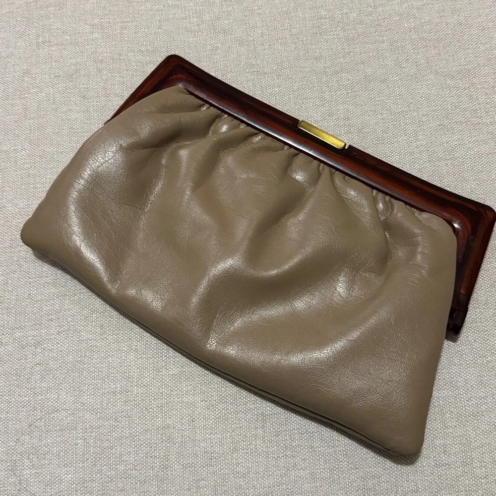 Gorgeous Vintage Clutch-Faux Leather-Lucite Trim in Brown-Gold Tone Metal Close - Picture 2 of 16